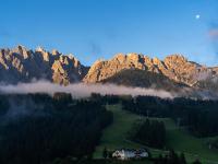 Wolkenband am Morgen um 6Uhr zwischen Wald und Innicher Bergkulisse